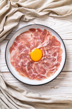 taze dilimlenmiş domuz ham yumurta pişirme veya shabu shabu ve sukiyaki yapma ile