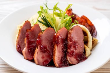 Kızarmış ördek göğsü sos, püre patates ve sebze ile