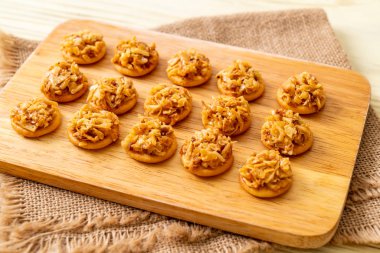 Ahşap tahta üzerinde kurutulmuş durian kraker