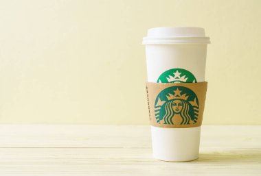 Bangkok, Tayland - 5 Haziran 2018: Beyaz kahve fincanı Starbucks logosu üzerinde tahta arka plan ile. Starbucks dünyanın en büyük kahve evi 61 ülke içinde 20.000'den fazla mağaza ile mi.