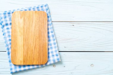 ahşap arka plan üzerinde mutfak bezle ahşap tahta boş kesme
