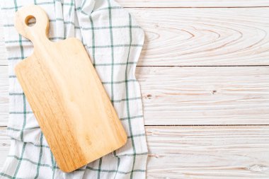 ahşap arka plan üzerinde mutfak bezle ahşap tahta boş kesme