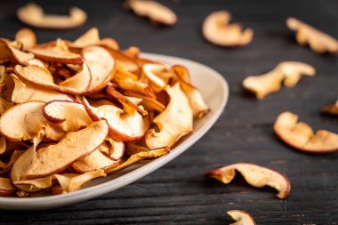 Ahşap arka planda kesilmiş ev yapımı organik elma.