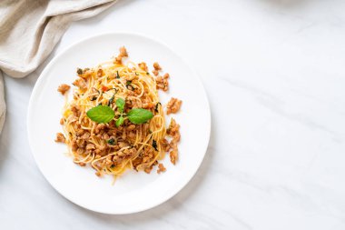 kıyılmış domuz eti ve fesleğen ile tavada kızartılmış acılı spagetti