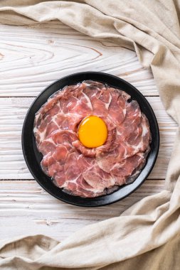 taze dilimlenmiş domuz ham yumurta pişirme veya shabu shabu ve sukiyaki yapma ile