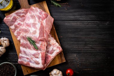 Taze Çiğ domuz kaburga malzemelerle