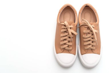 Kahverengi ayakkabılar beyaz arkaplanda izole edilmiş