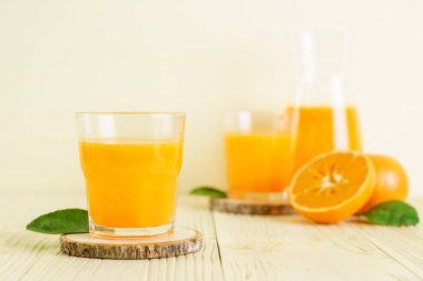 Ahşap arka plan - sağlıklı içecek üzerinde taze portakal suyu