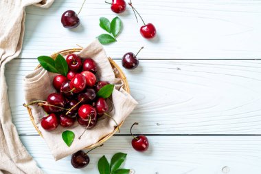 Ahşap arka planda taze kirazlar