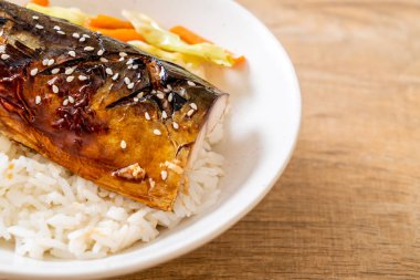 saba balık tepesinde tabağı - Japon tarzı üzerinde teriyaki soslu ızgara