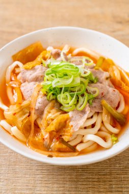 Udon ramen noodle ile domuz eti ve kimchi - Kore ve Japon gıda tarzı