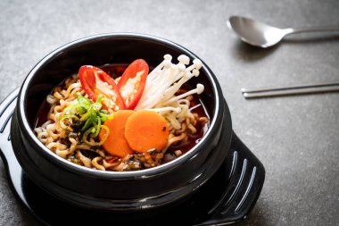 siyah kase - Kore yemeği stili Korece anlık erişte