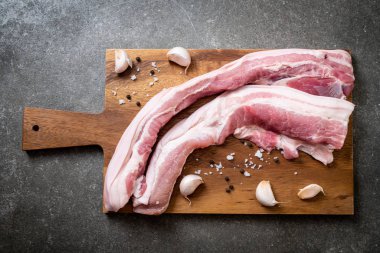 madde ile ahşap tahta üzerinde taze çiğ çizgili domuz eti