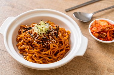 Kore sıcak ve baharatlı anlık noodle kimchi - Kore yemeği tarzı ile