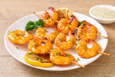 Limon - deniz ürünleri tarzı ile ızgara kaplan karides şiş