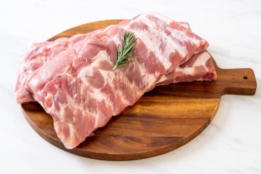 Taze Çiğ domuz kaburga malzemelerle