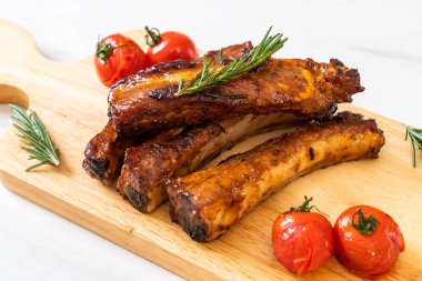 Biberiye ve domatesli ızgara pirzola.