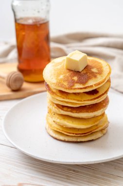 tereyağı ve bal ile krep yığını