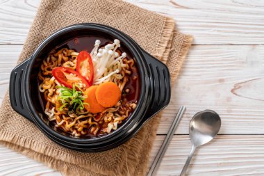 siyah kase - Kore yemeği stili Korece anlık erişte