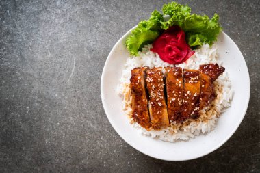 tepesinde ekmek kapısı üzerinde teriyaki soslu ızgara tavuk