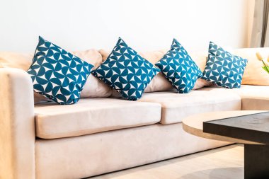 Oturma odasındaki kanepe dekorasyonunda yastık.