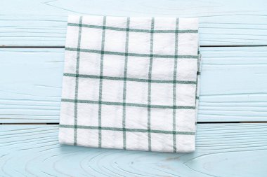 mutfak bezi (peçete) kopya alanı mavi ahşap zemin üzerine