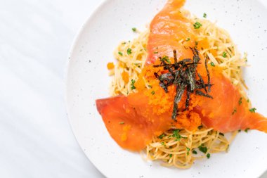 spagetti ile füme somon ve karides yumurta - füzyon gıda tarzı