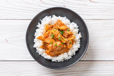 Pirinçli kimchi ve domuz kızartması. Kore usulü.