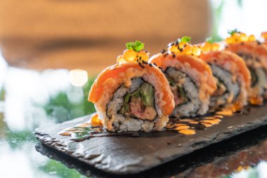 somon suşi rulo ile kaz ciğeri - Japon gıda tarzı