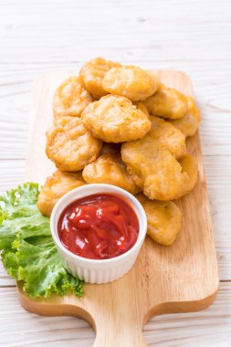 Soslu tavuk nugget, sağlıksız yemek.