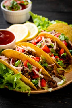 Meksika usulü et ve sebzeli taco.