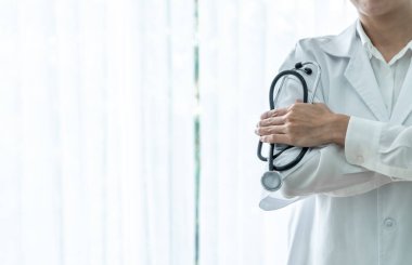 kadın doktor stetoskop ile kopya yer tutan