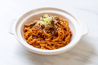 Kore sıcak ve baharatlı anlık noodle kimchi - Kore yemeği tarzı ile