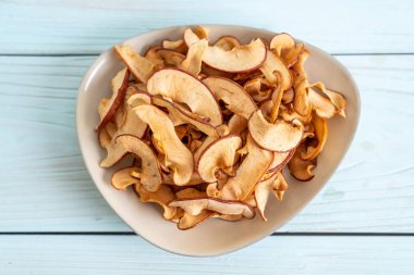 Ahşap arka planda kesilmiş ev yapımı organik elma.