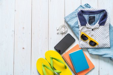 Gezgin, yaz tatili ahşap arka plan üzerinde erkek casual kıyafetler