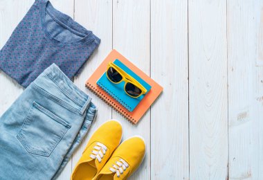 Gezgin, yaz tatili ahşap arka plan üzerinde erkek casual kıyafetler