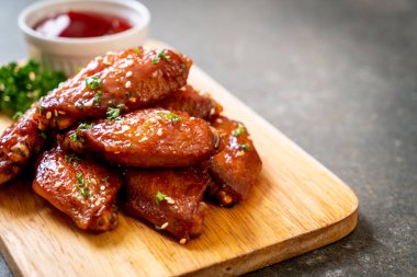 Beyaz susamlı ızgara tavuk kanadı.