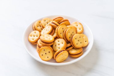 Hindistan cevizli bisküvi ve ananas reçeli.