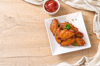 Beyaz susamlı ızgara tavuk kanadı.