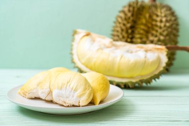 Ahşap zemin üzerinde taze Durian meyvesi