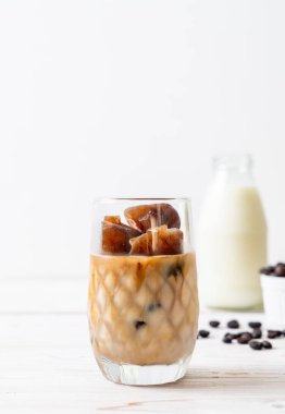 ahşap masa üzerinde sütlü kahve buz küpleri