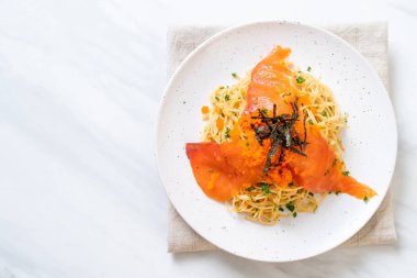 spagetti ile füme somon ve karides yumurta - füzyon gıda tarzı