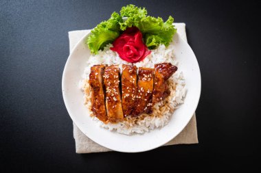 tepesinde ekmek kapısı üzerinde teriyaki soslu ızgara tavuk