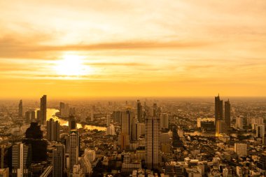 Bangkok cityscape ile bina ve günbatımı gökyüzü ile Tayland architecturein güzel dış