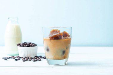 ahşap masa üzerinde sütlü kahve buz küpleri