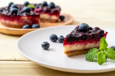 Ahşap arka planda ev yapımı yaban mersinli kek.