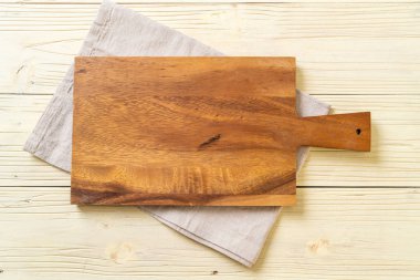 ahşap arka plan üzerinde mutfak bezle ahşap tahta boş kesme