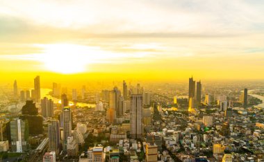 Bangkok cityscape ile bina ve günbatımı gökyüzü ile Tayland architecturein güzel dış