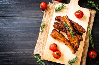 Biberiye ve domatesli ızgara pirzola.