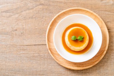 Naneli ev yapımı karamel kremalı puding.